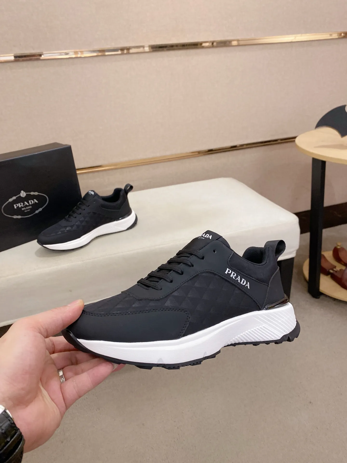 Men's shoes 💰 442💰 ✔️✔️✔️The new PRADA (Prada) counters are launched simultaneously. The new men's shoes and 😘fabrics are made of selected cowhide and waterproof and breathable fabrics. Lining: Breathable mesh lining. 👍🏿 High-end ☄️ air-cushion molded anti-slip rubber outsole, exquisite lines, simple and elegant, comfortable and high-end for leisure travel. Code number: 38 to 44 (45 can be customized and cannot be returned or exchanged)